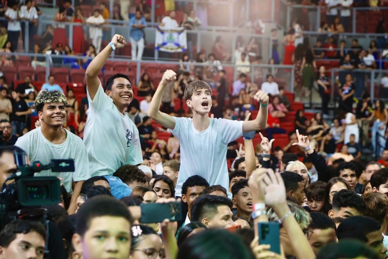 grupo de pessoas posa para a foto